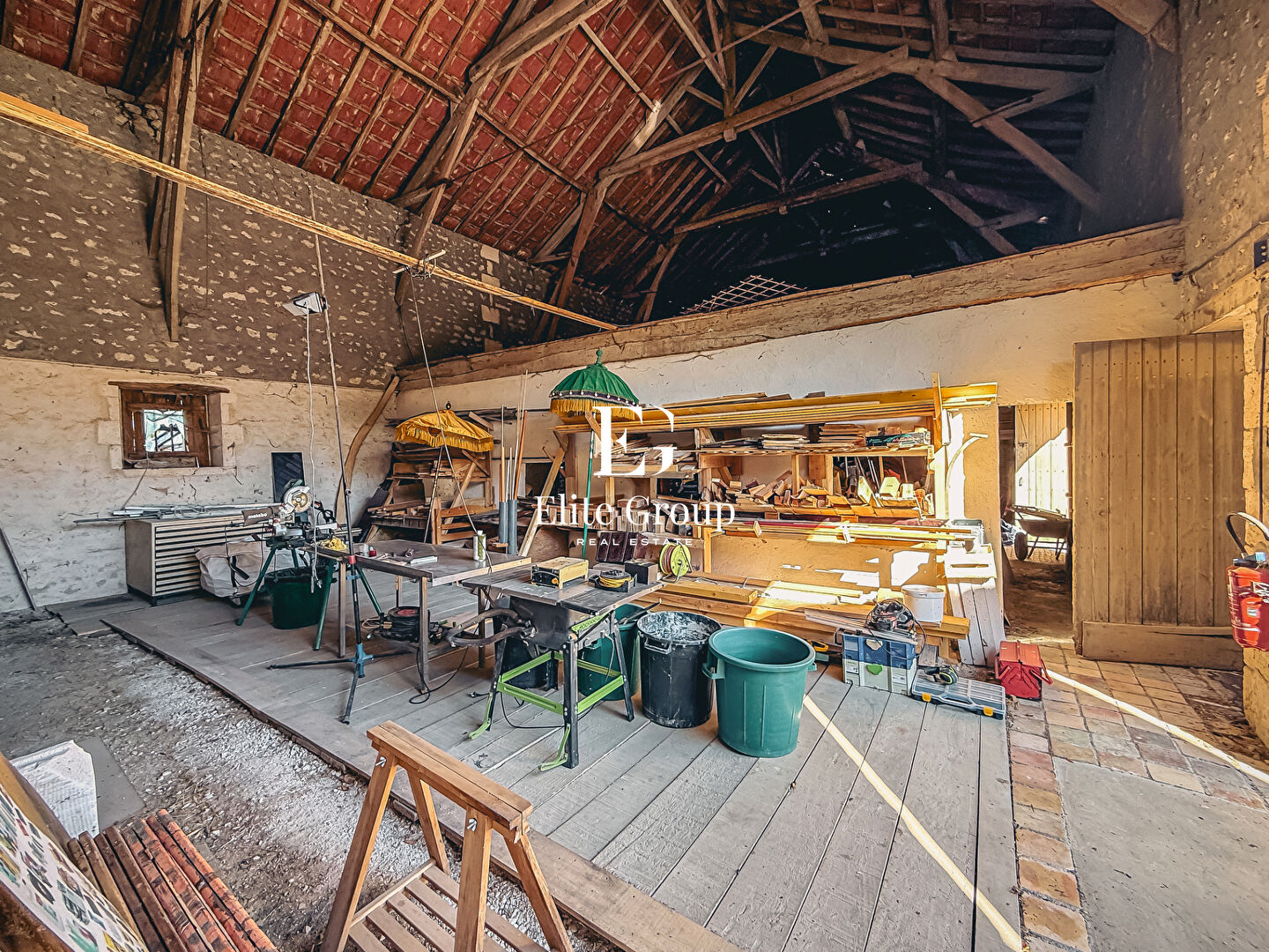 A VENDRE - GRANGE A RENOVER - GENAC-BIGNAC - 300M2