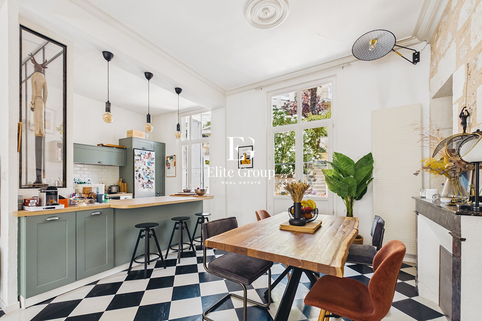 A VENDRE - ELEGANTE MAISON DE VILLE AVEC JARDIN - AU COEUR D'ANGOULEME - 4 PIECES - 110M2