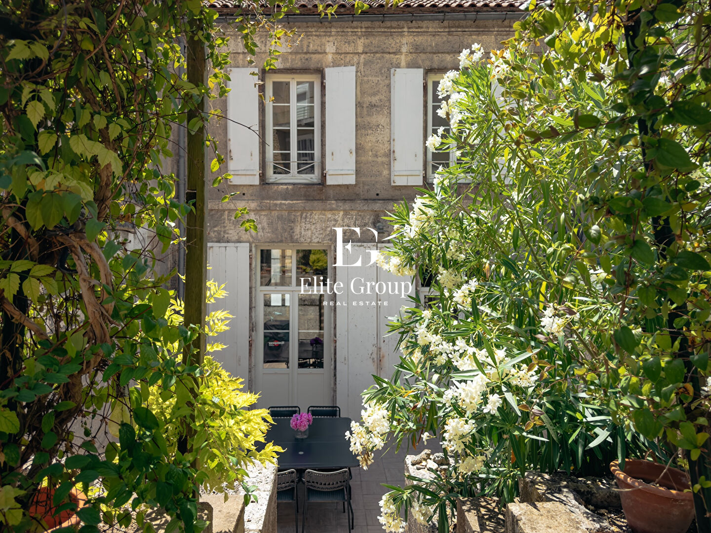 A VENDRE - ELEGANTE MAISON DE VILLE AVEC JARDIN - AU COEUR D'ANGOULEME - 4 PIECES - 110M2
