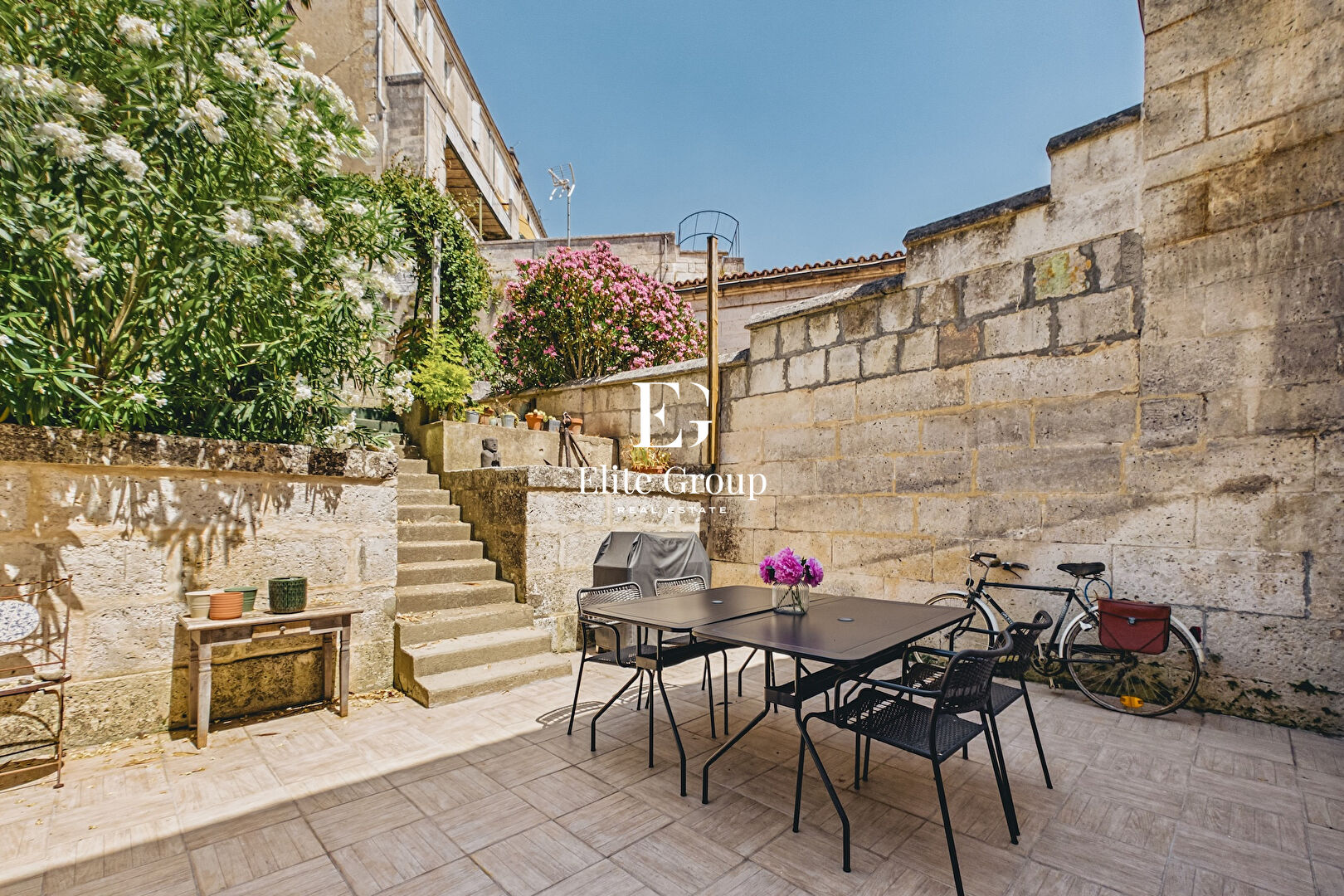 A VENDRE - ELEGANTE MAISON DE VILLE AVEC JARDIN - AU COEUR D'ANGOULEME - 4 PIECES - 110M2