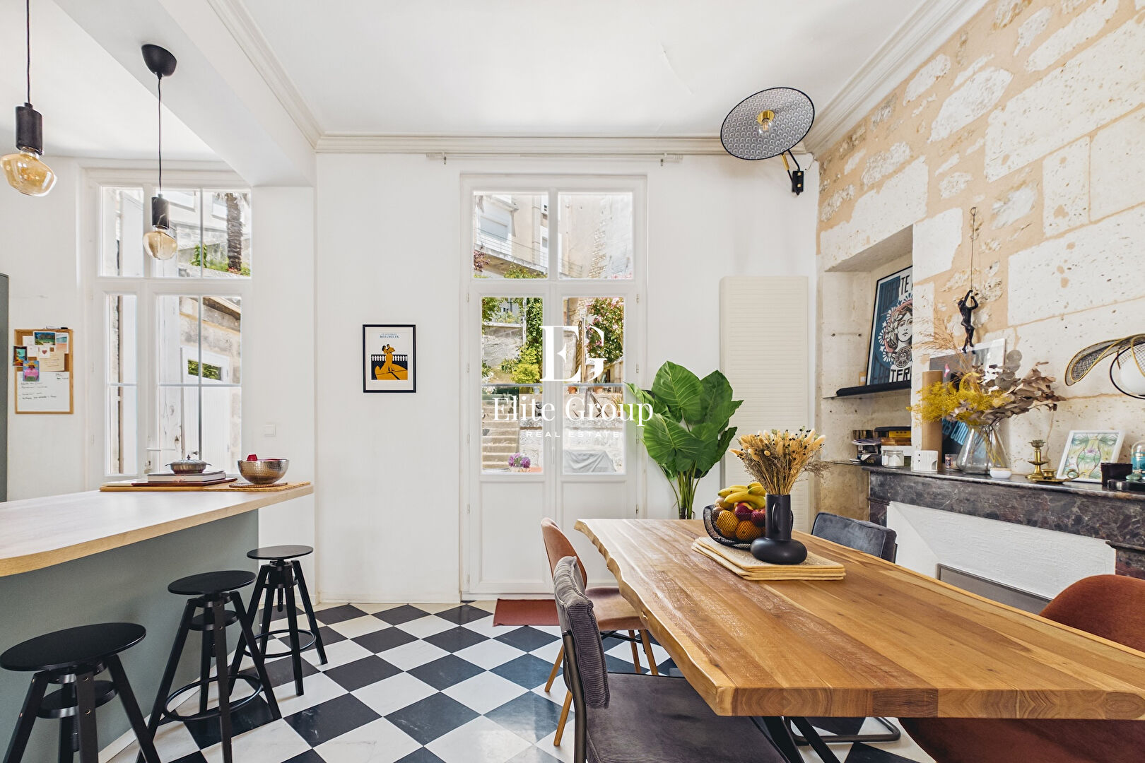 A VENDRE - ELEGANTE MAISON DE VILLE AVEC JARDIN - AU COEUR D'ANGOULEME - 4 PIECES - 110M2