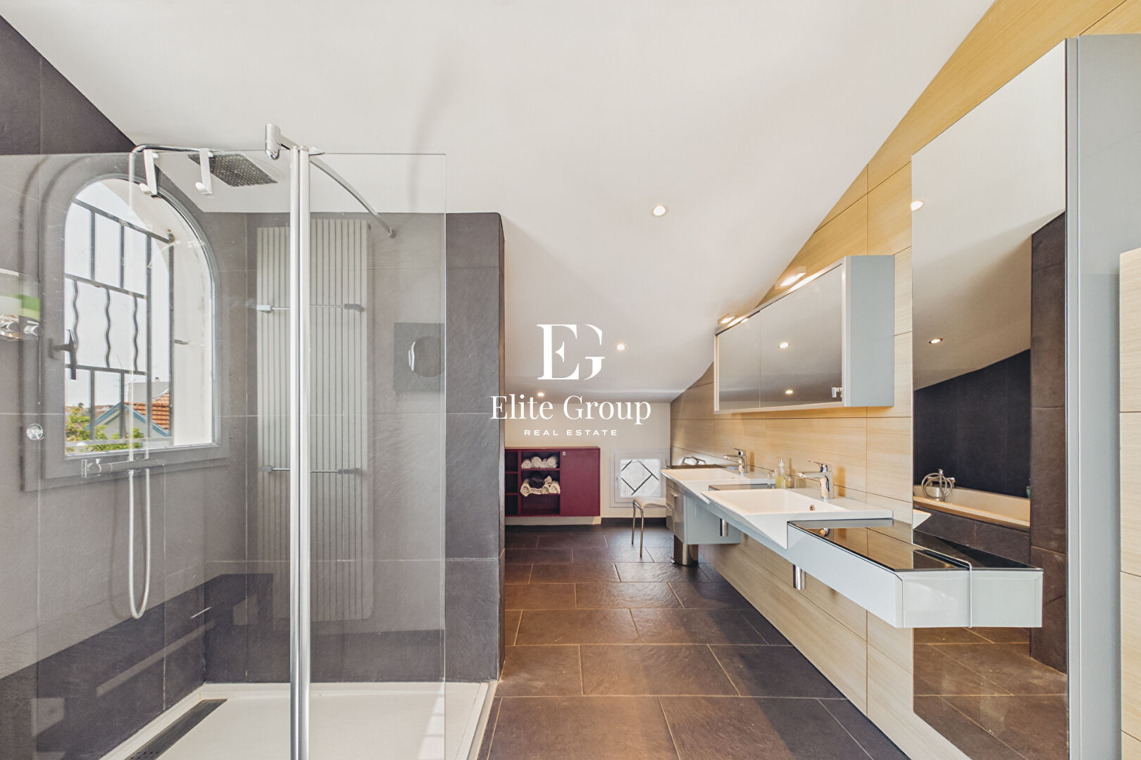 MAGNIFIQUE MAISON DES ANNES 50 A ROYAN - 218 M2 - 6 PIÈCES