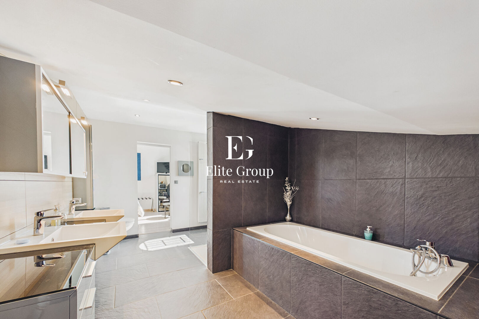 MAGNIFIQUE MAISON DES ANNES 50 A ROYAN - 218 M2 - 6 PIÈCES