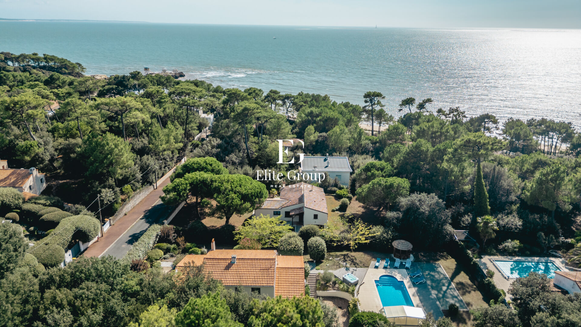 MAGNIFIQUE VILLA AU BORD DE MER
