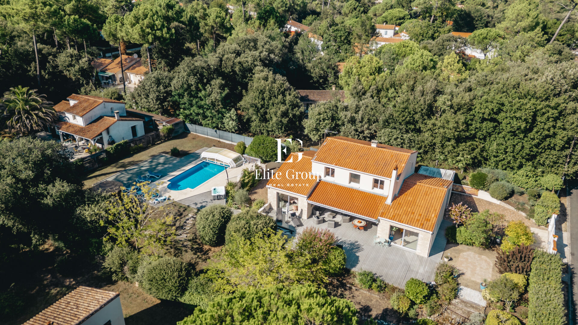 MAGNIFIQUE VILLA AU BORD DE MER
