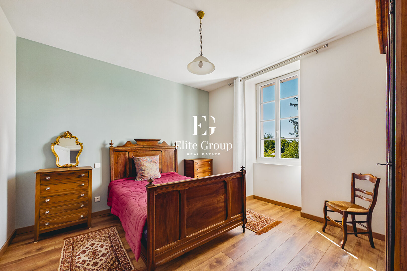 PROPRIETE DE CARACTERE AUX PORTES D'ANGOULEME