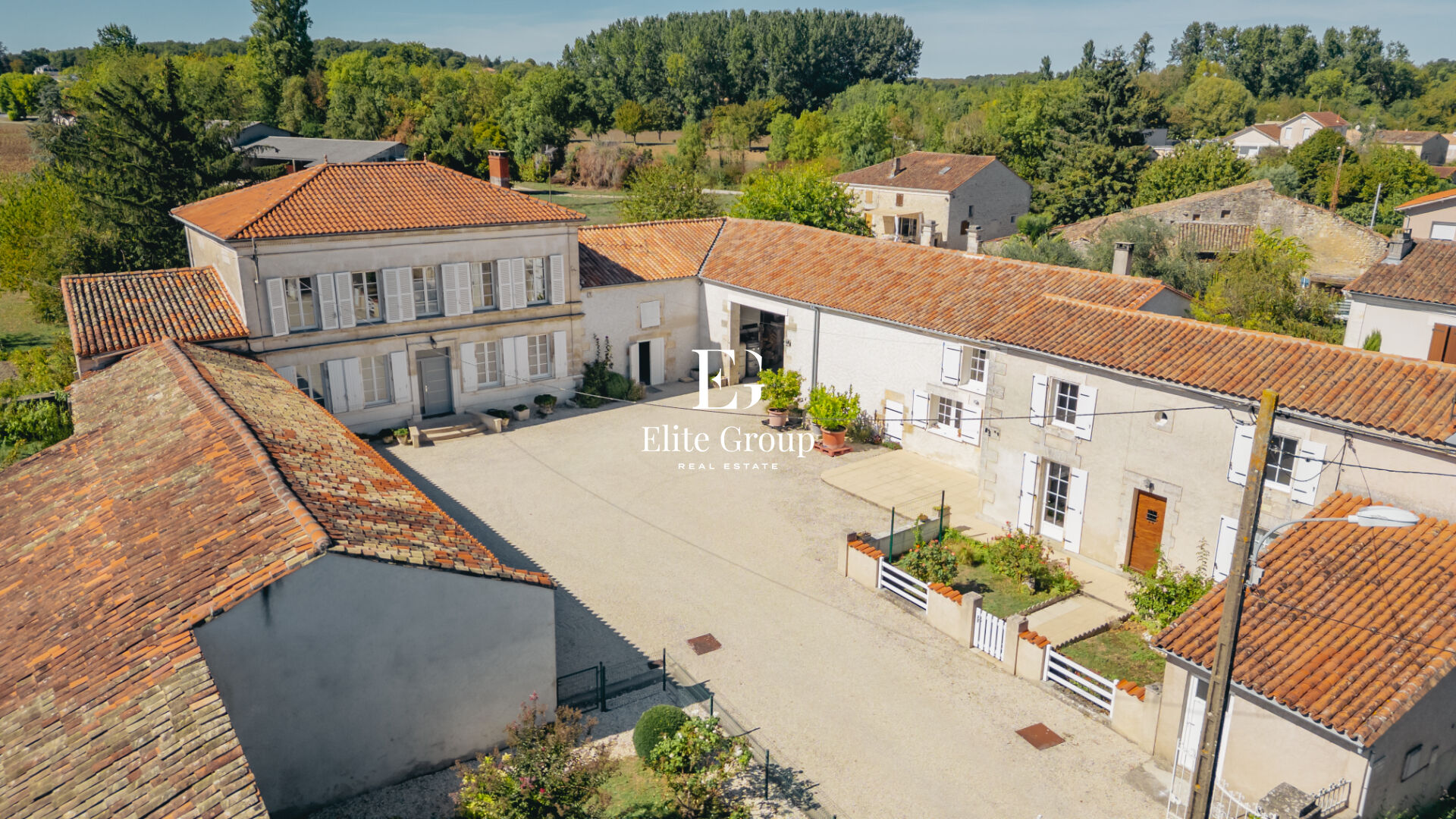 PROPRIETE DE CARACTERE AUX PORTES D'ANGOULEME