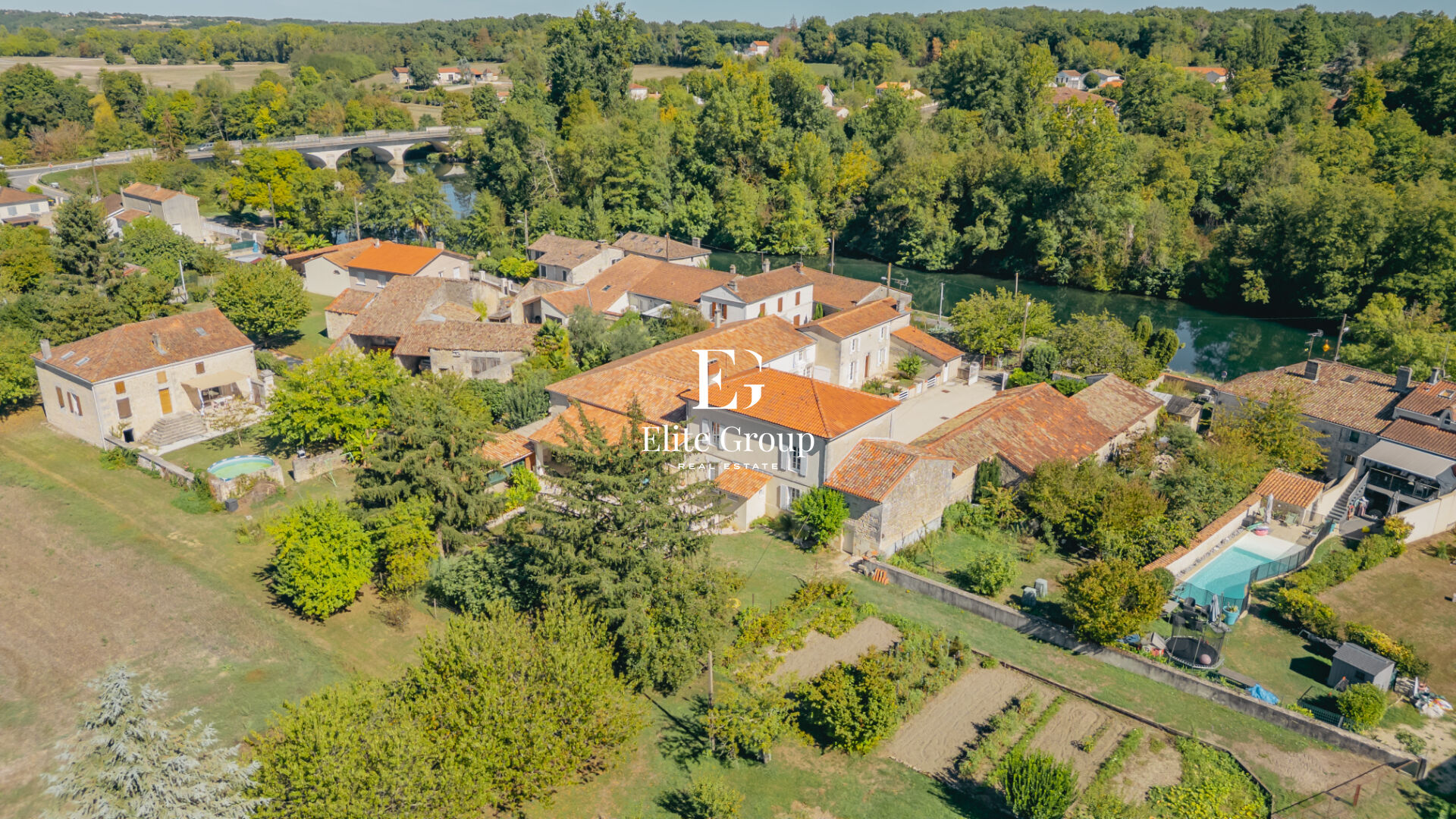 PROPRIETE DE CARACTERE AUX PORTES D'ANGOULEME