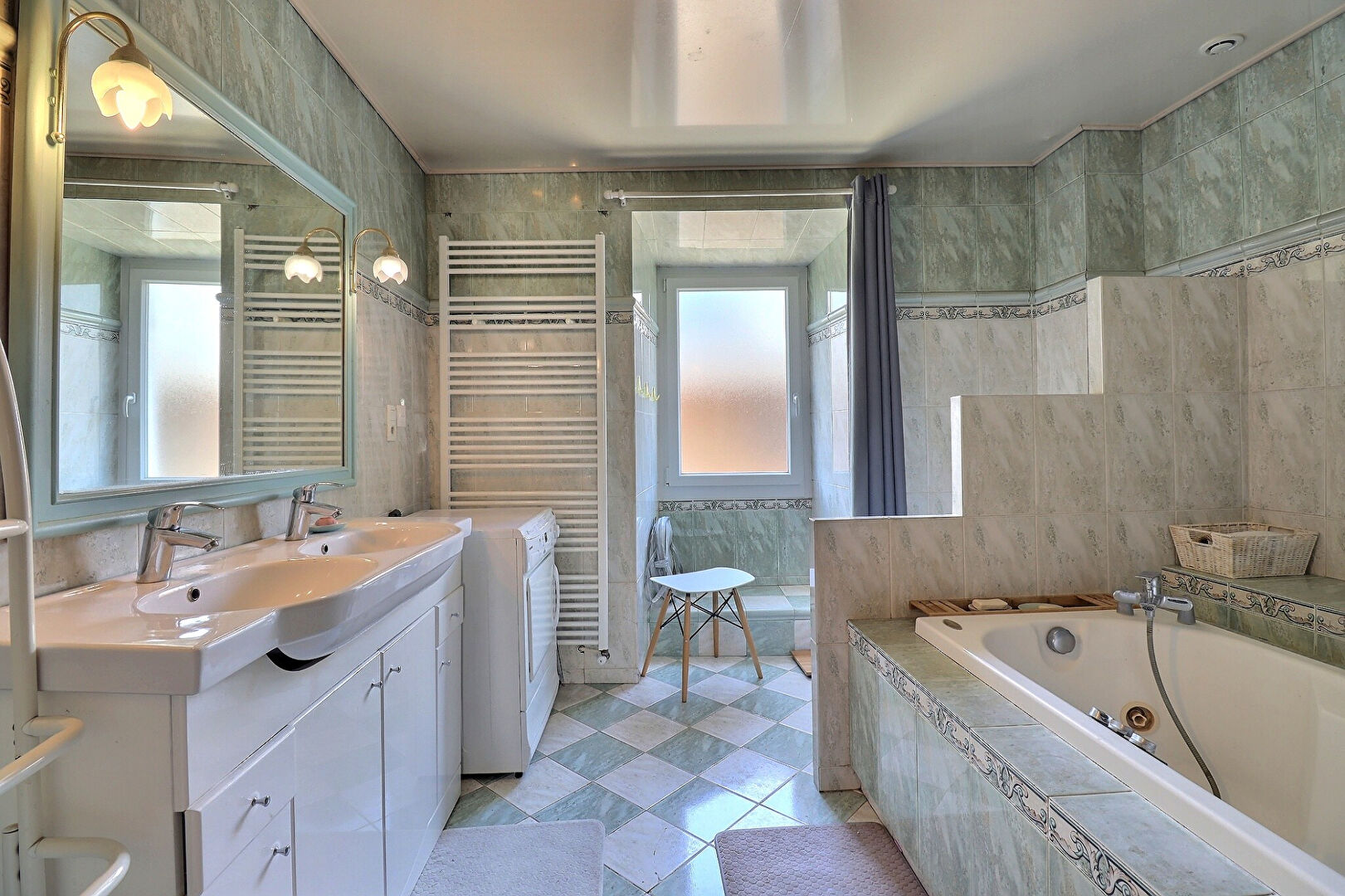 Appartement 6 pièces de 133.53 m² à Chambery (73000) - référence 1074