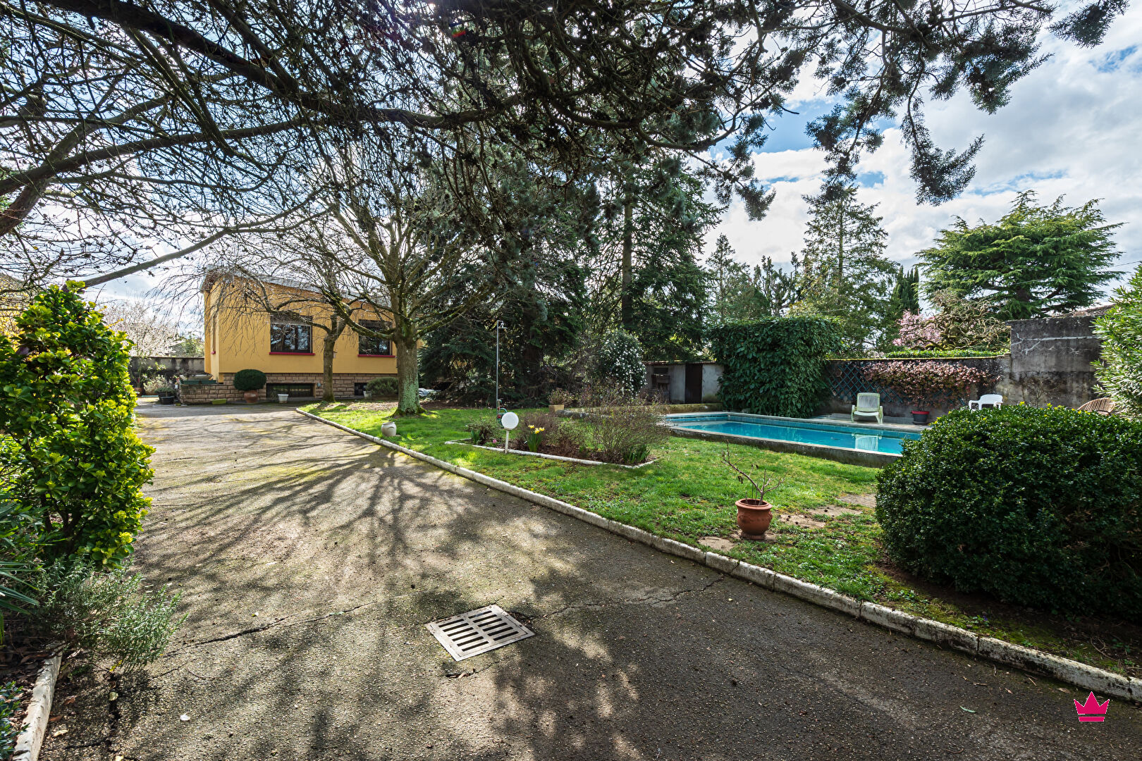 Maison T6 157 m  MEYZIEU, secteur calme, trois chambres, jardin, piscine, a deux pas du tramway et du grand large