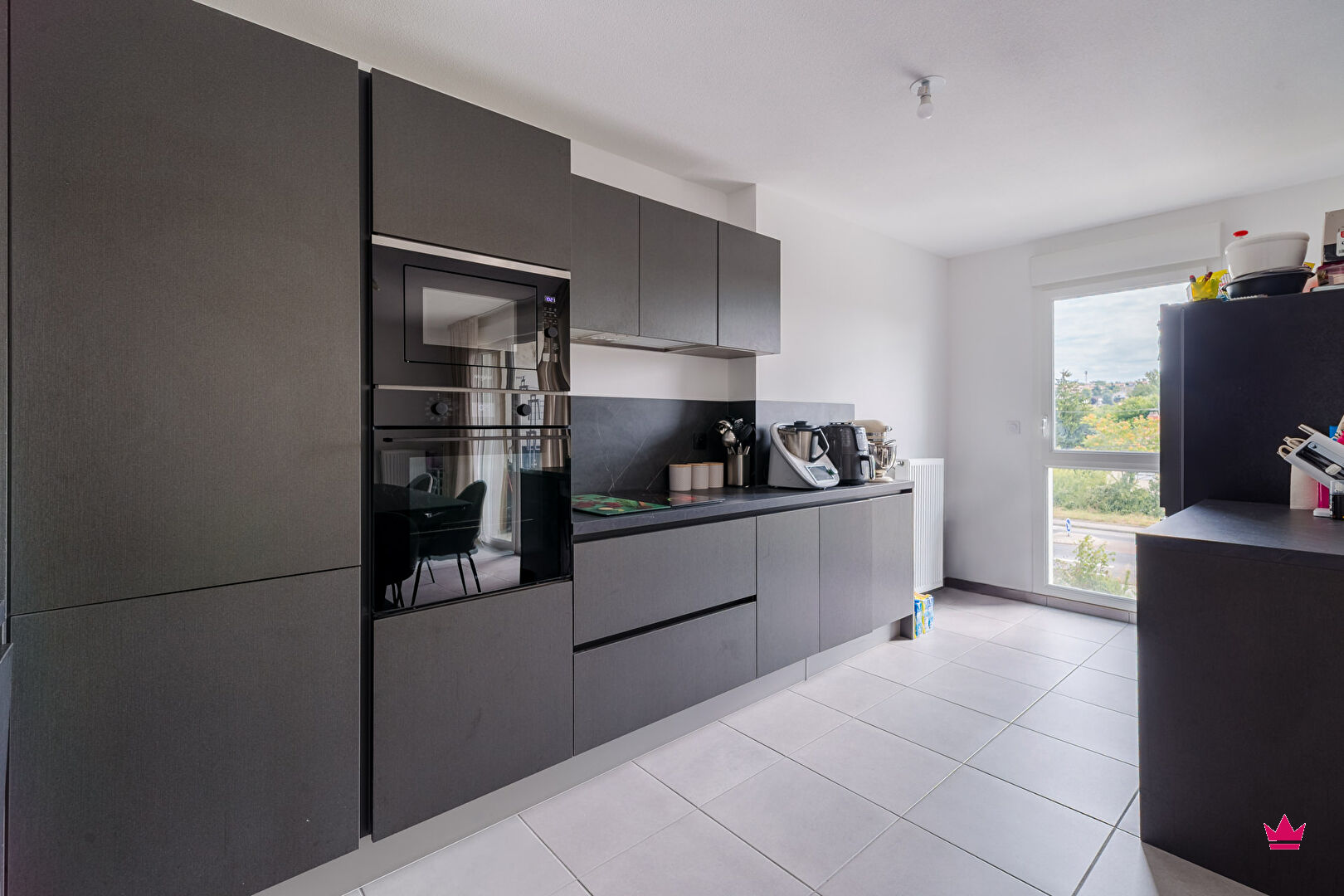 Appartement moderne de 4 pices + garage double