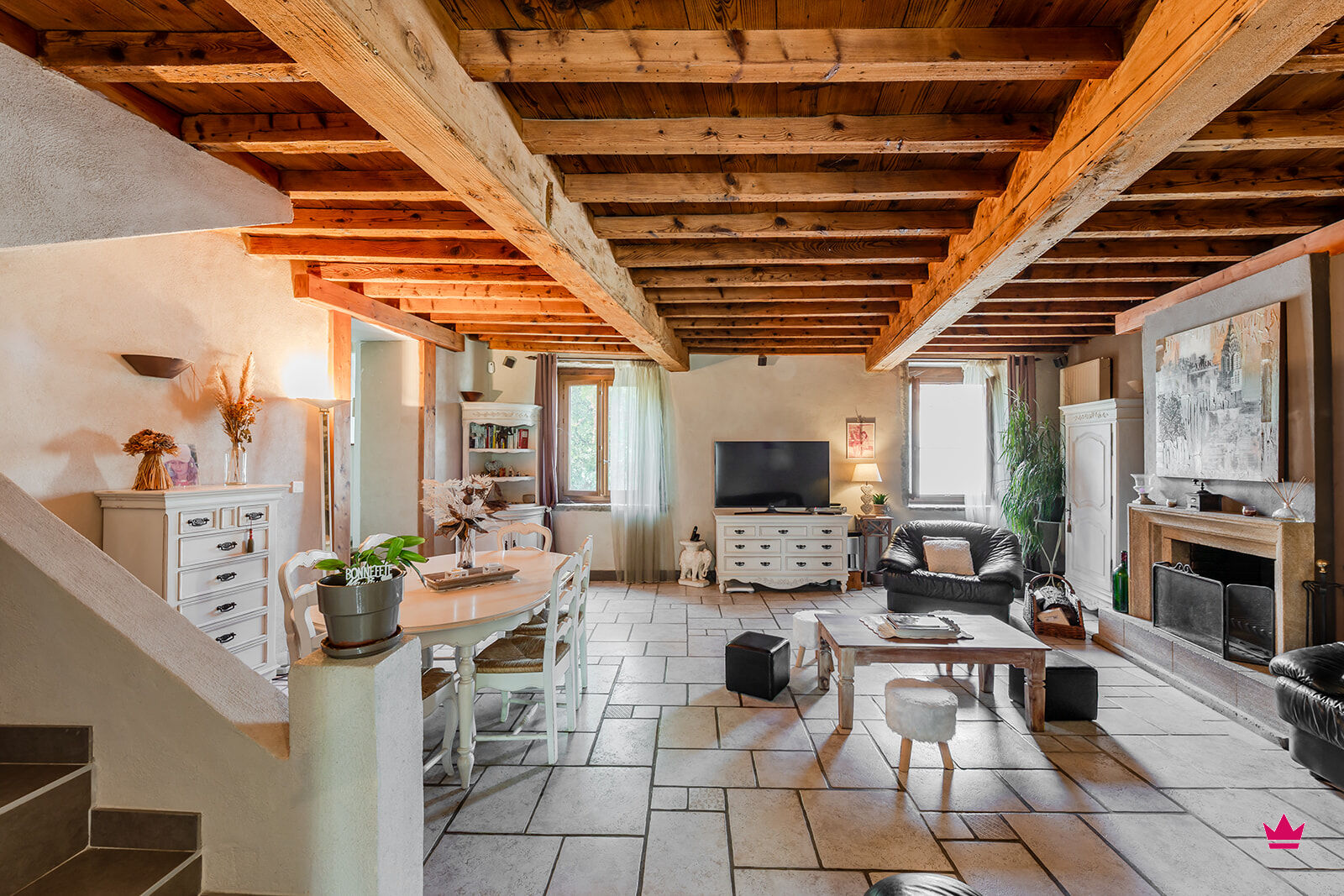 Maison spacieuse  vendre  JONS  avec piscine.