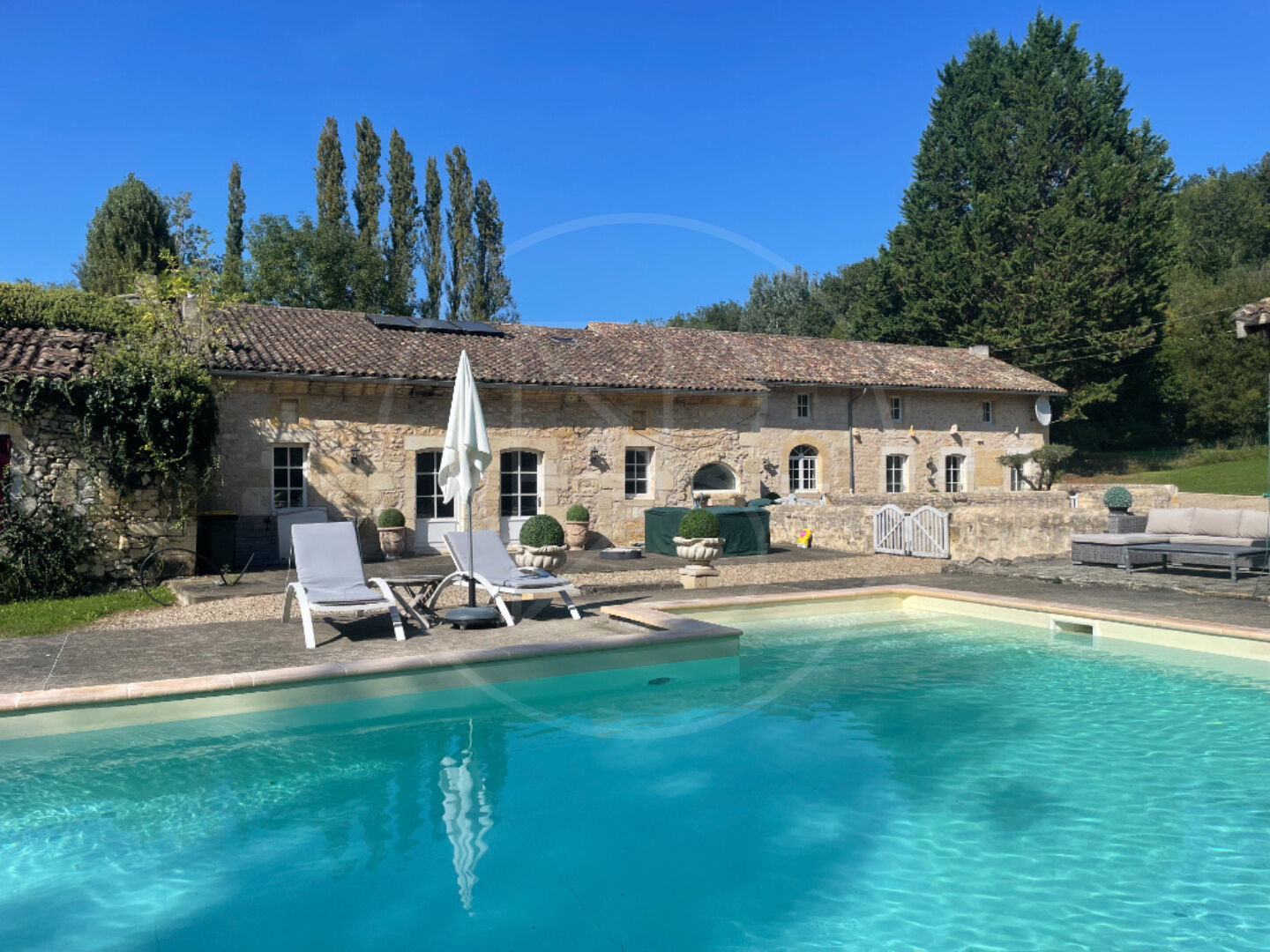 Belle maison en pierre rnove