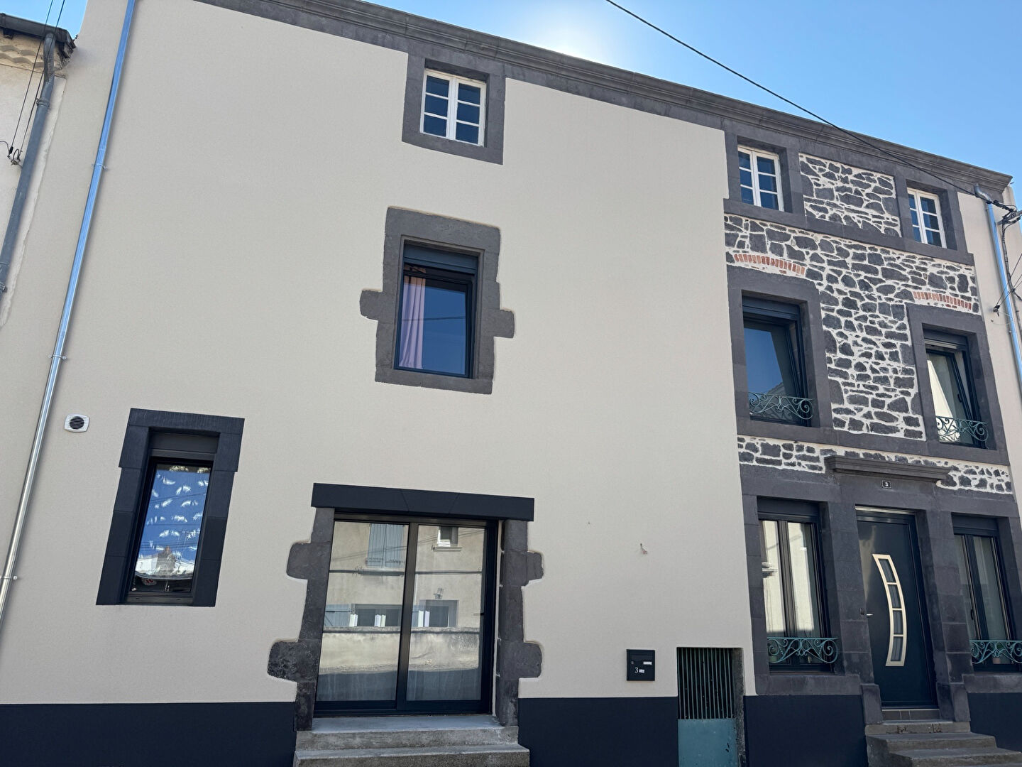 Maison de bourg rénovée, grenier aménageable, cave voutée, parking