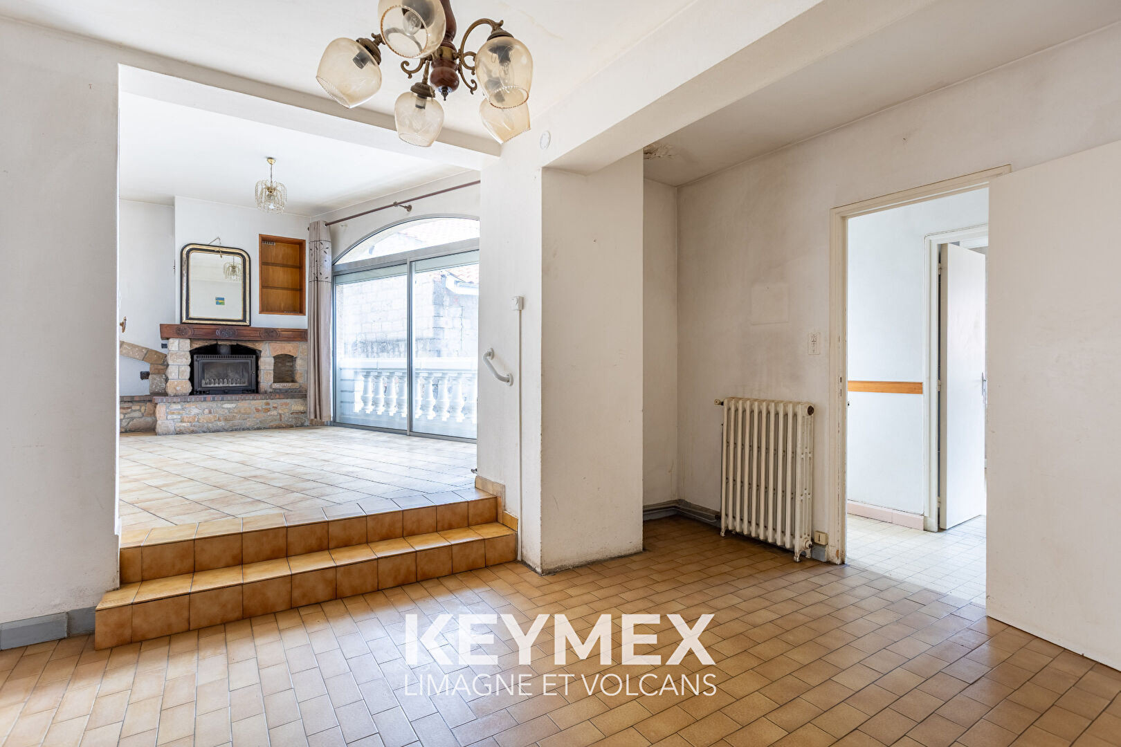 Maison avec garages et terrasse