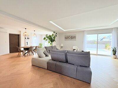 Magnifique Demeure Contemporaine Avec Piscine à Veigne