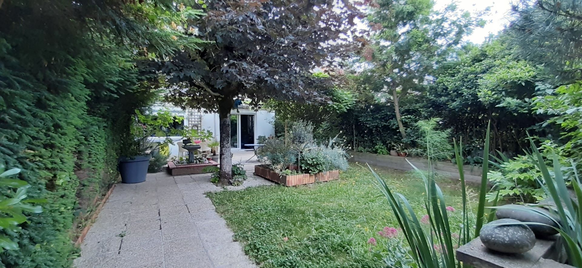 CHARMANTE MAISON À CHOLET AVEC ATELIER DE 150 M² ENVIRON