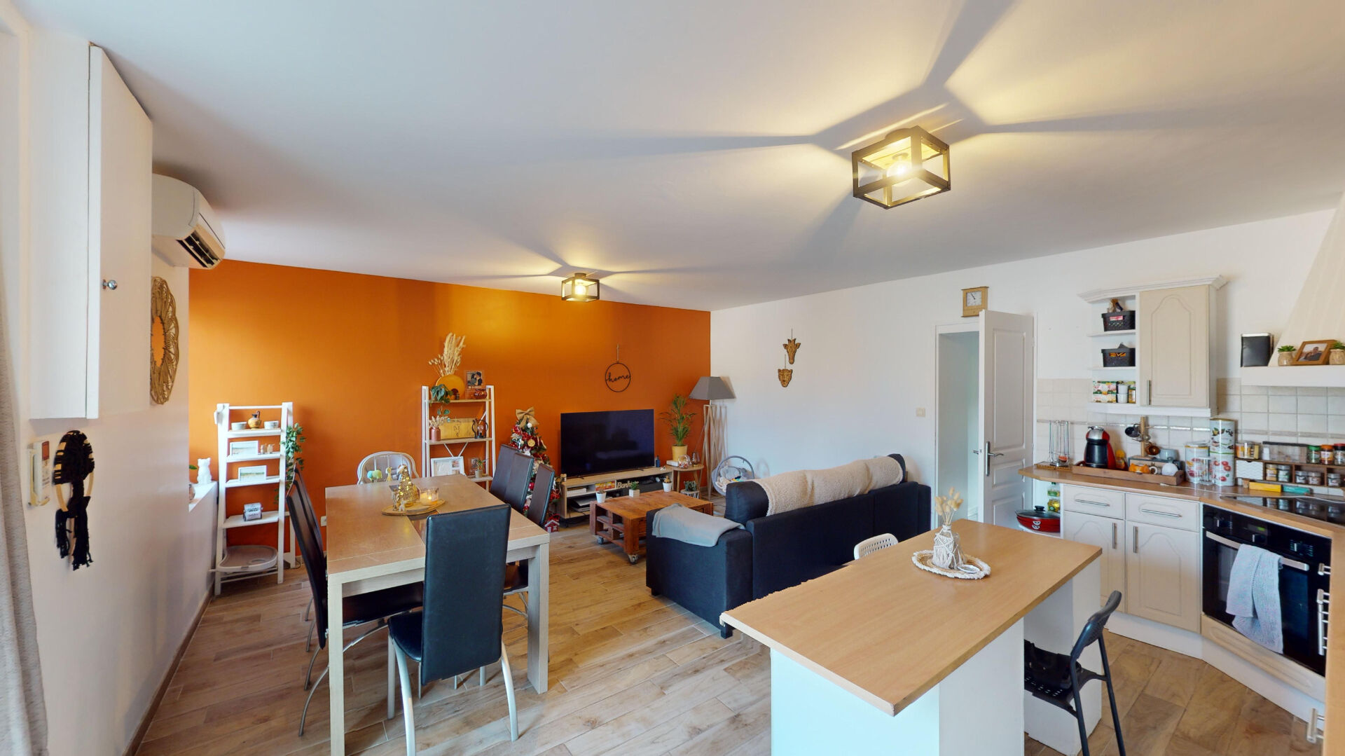 A QUELQUES PAS DE CERIZAY, MAISON DE BOURG DE 102 M²