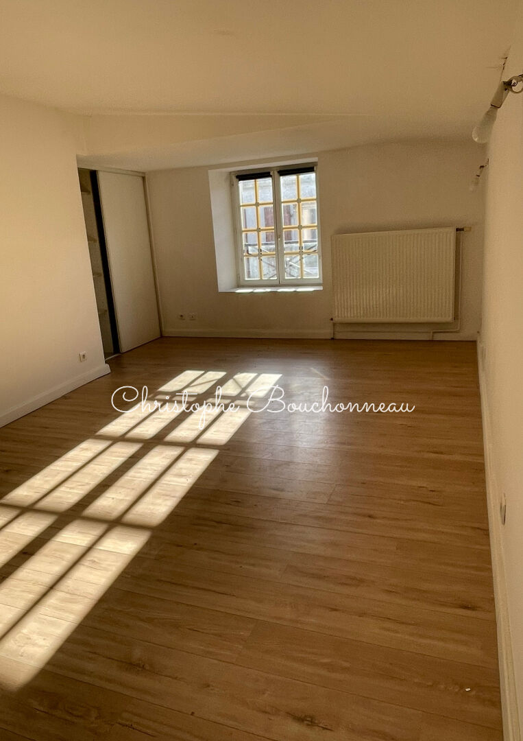 APPARTEMENT + LOCAL COMMERCIAL À MORTAGNE