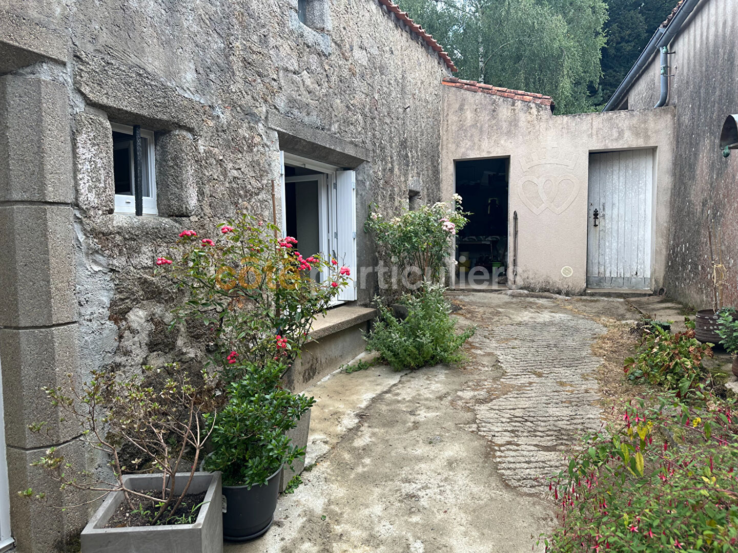 MAISON AVEC POTENTIEL ET DÉPENDANCES À SAINT-MESMIN