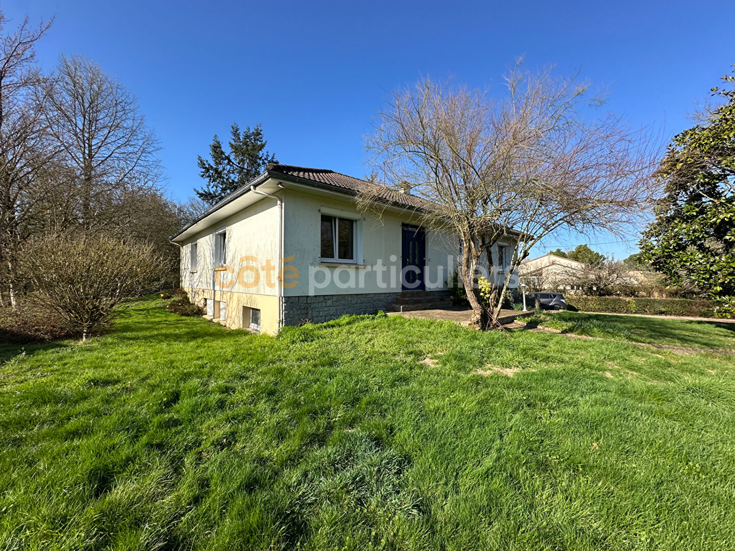 MAISON FAMILIALE RÉNOVÉE EN 2015 AVEC GRAND TERRAIN - CADRE PAISIBLE À PROXIMITÉ DU CENTRE