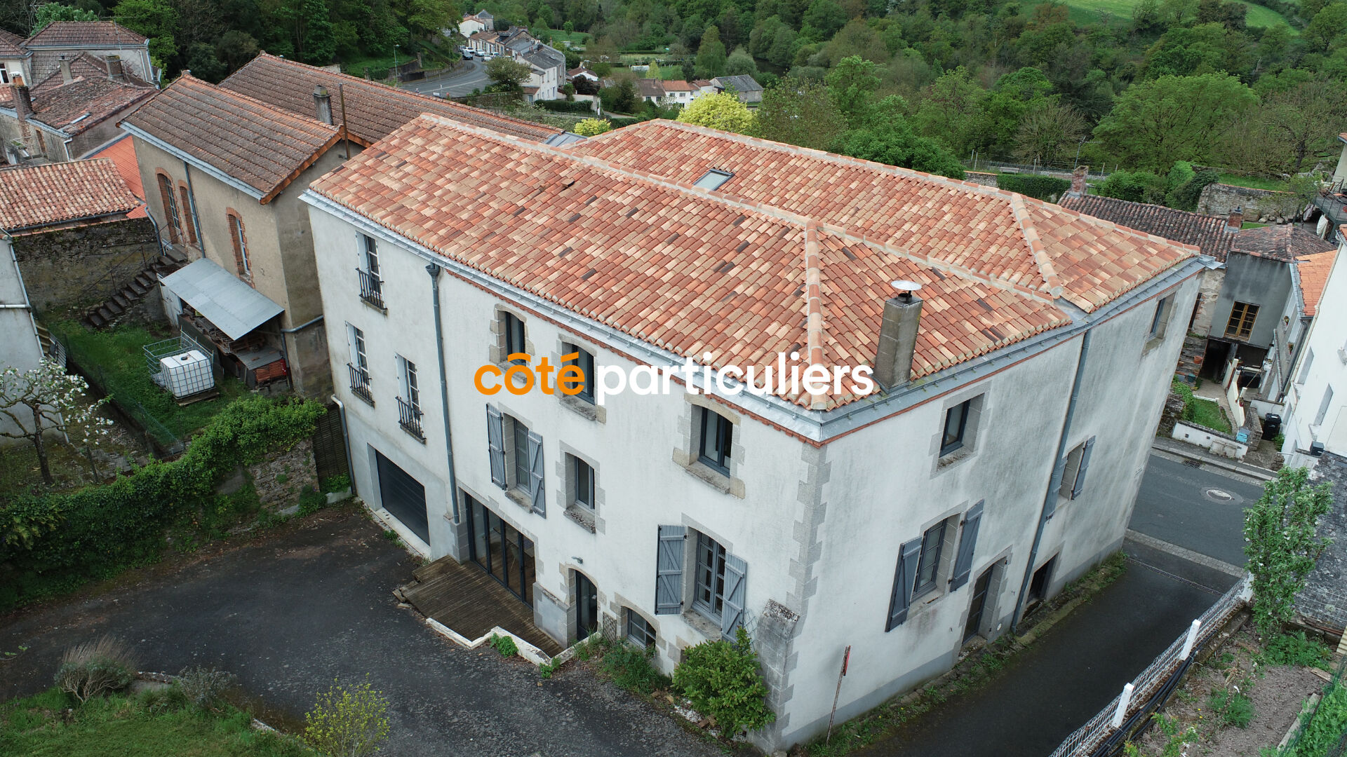 ENSEMBLE IMMOBILIER DE CARACTÈRE AU COEUR DE MORTAGNE-SUR-SÈVRE