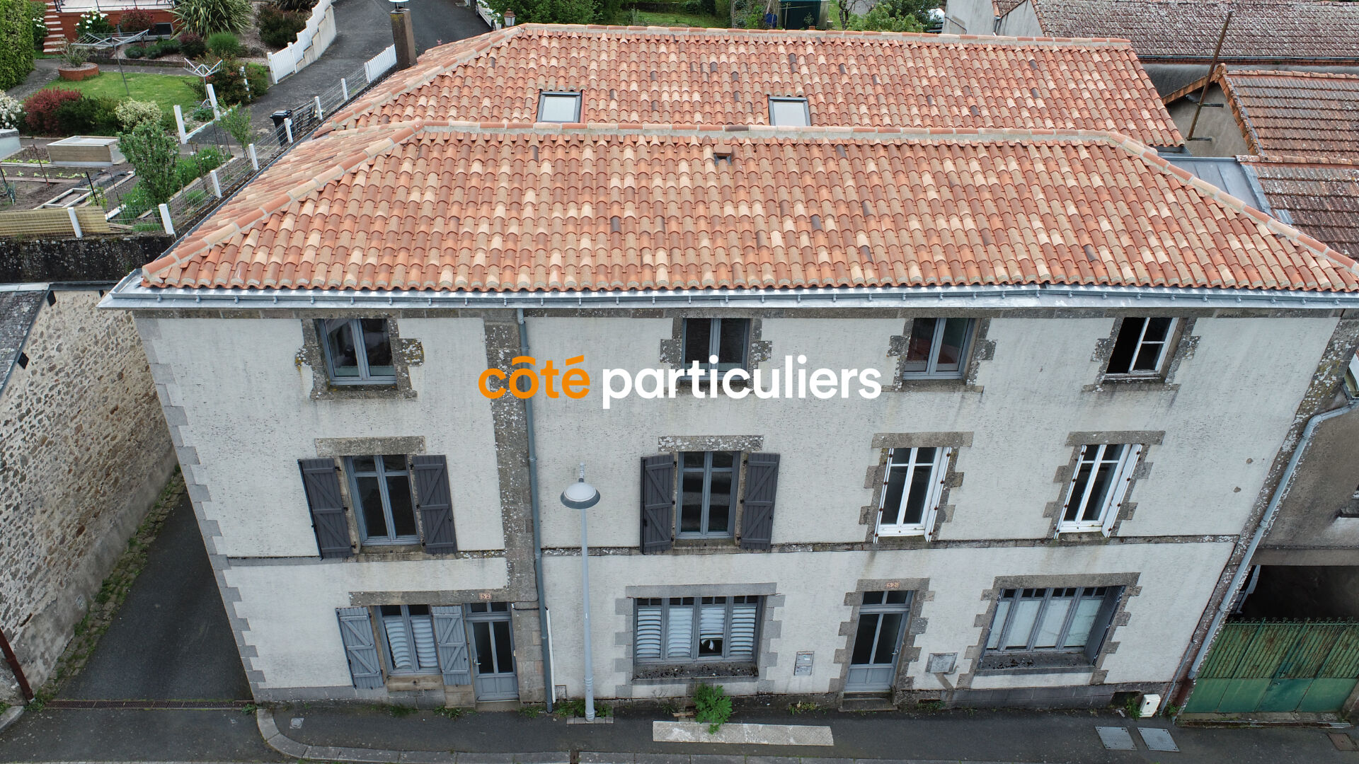ENSEMBLE IMMOBILIER AVEC 3 LOGEMENTS ET GARAGE DE 53 M²