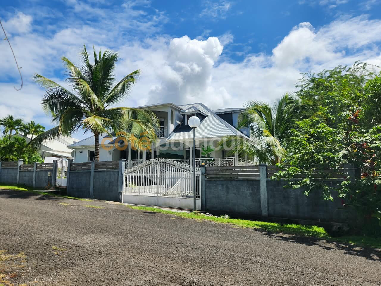 Maison 8 pièces 226 m² · à Lamentin · 226 m² · 490 000 €