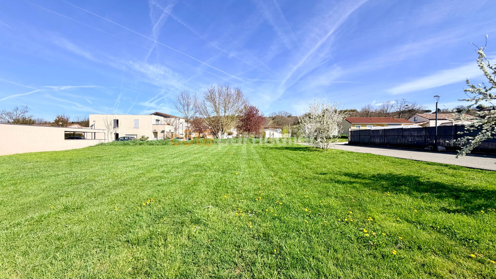 TERRAIN 1400M² AVEC DEPENDANCES