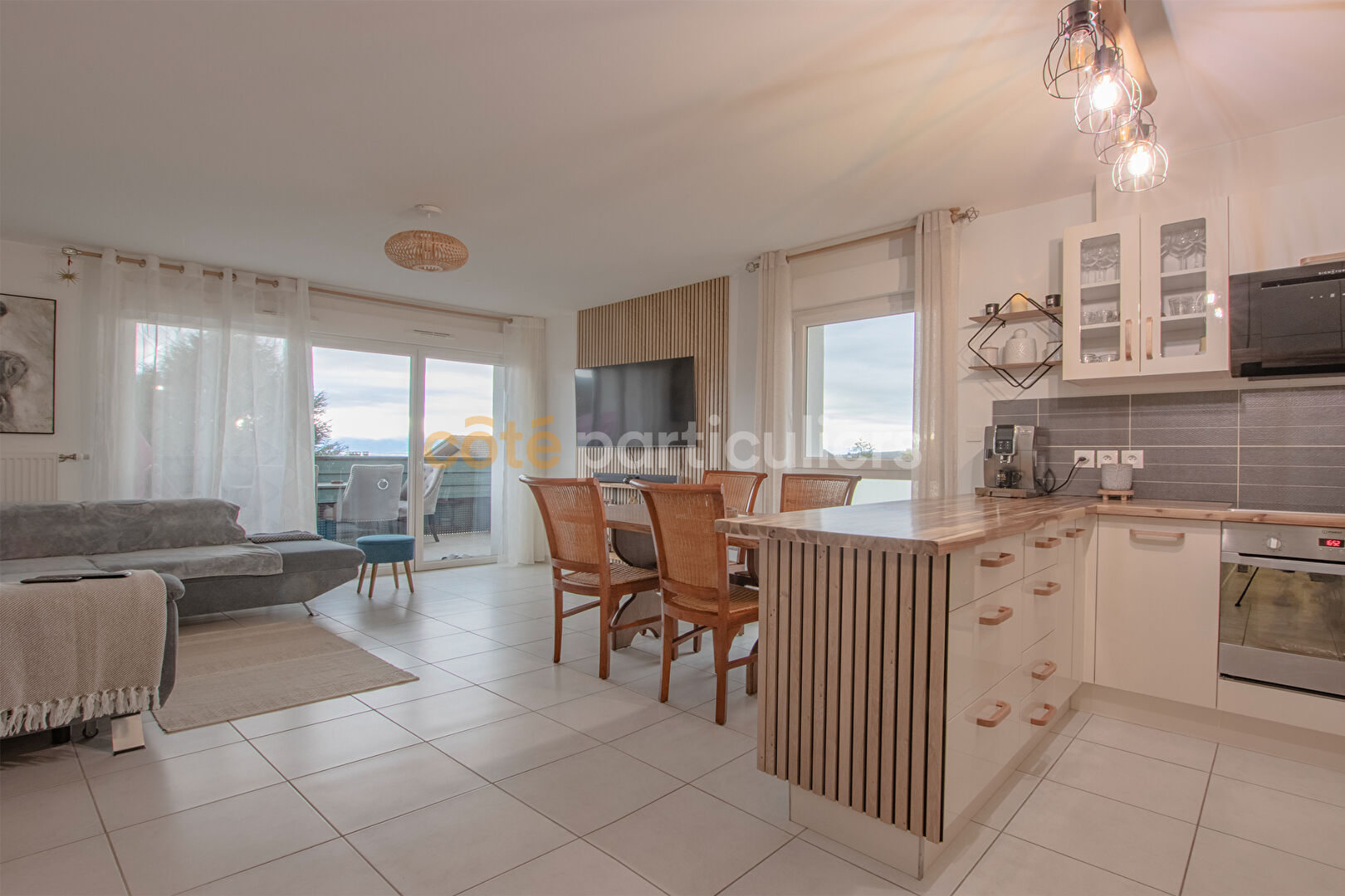 Élégance contemporaine et lumière du soir à Saint-Cergues.