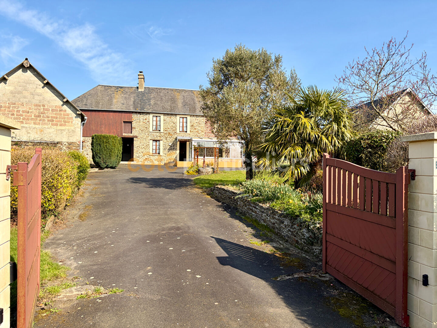 Maison en pierre avec dépendances et fort potentiel à 5 min de Saint-Lô
