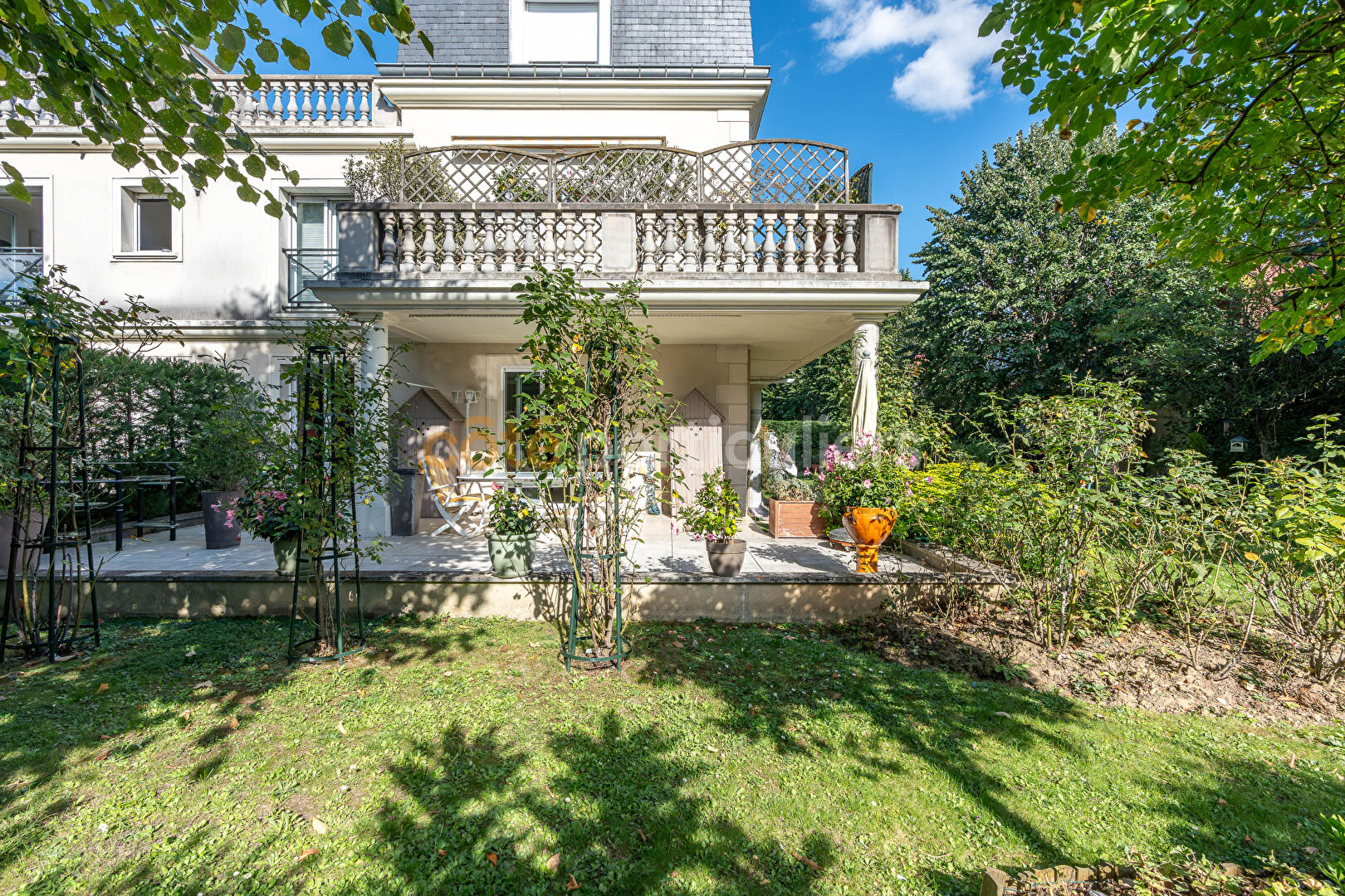 Appartement 4 pièces de 84 m2 en rez-de-jardin, cave et place de parking.