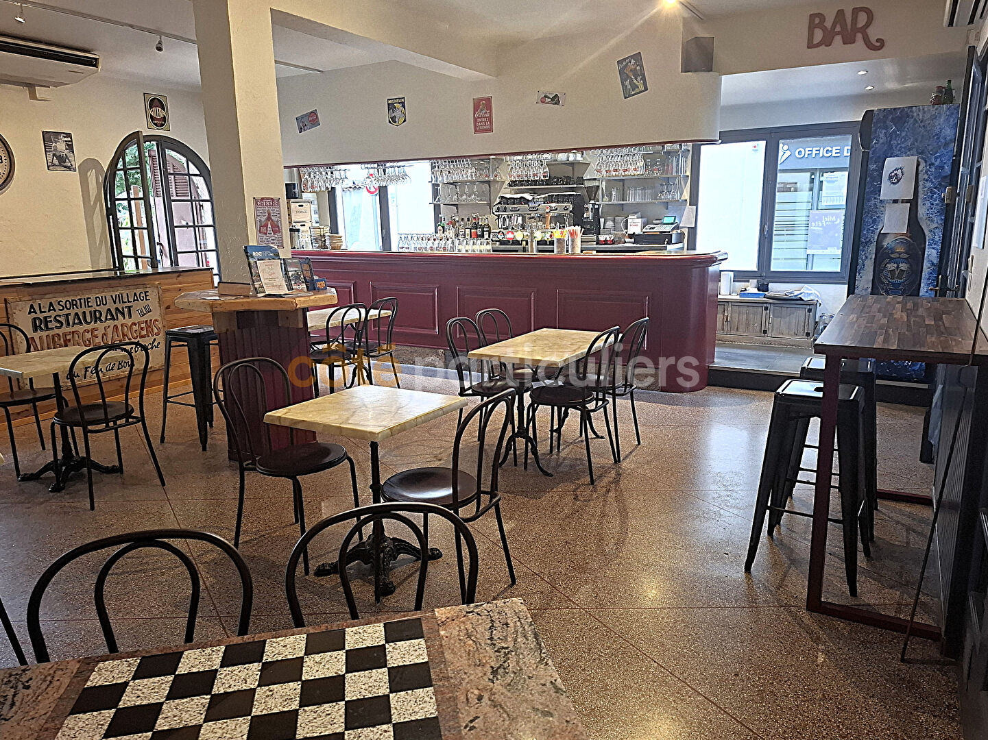 Fonds de commerce BAR, MOTEL (3 studios) avec sa licence IV