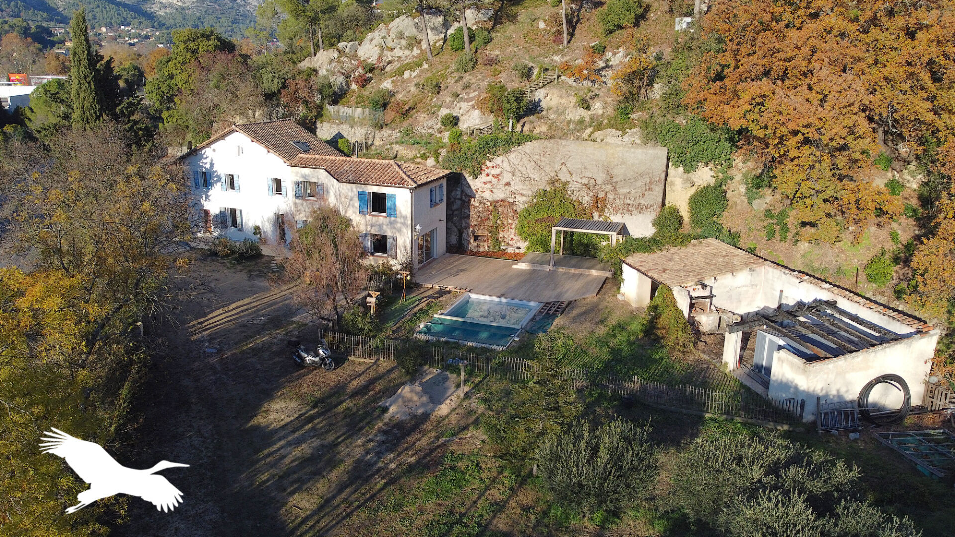 Maison  - 6 pièces    - 196 m² - ROQUEVAIRE (13)