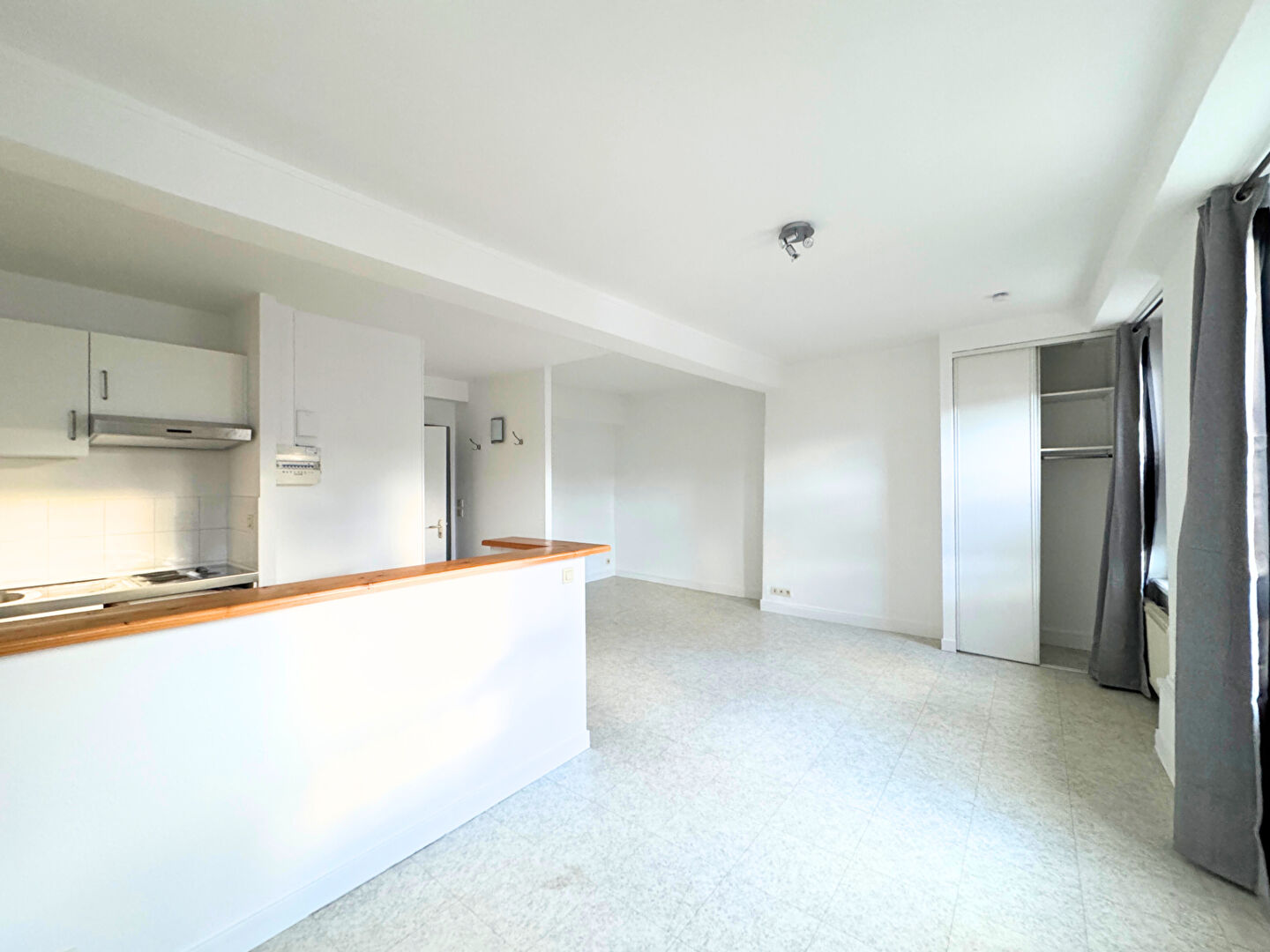 STUDIO DE 32M2 PLACE DE JAUDE, PROCHE DE TOUTE COMMODITÉS, IMMEUBLE SÉCURISÉ