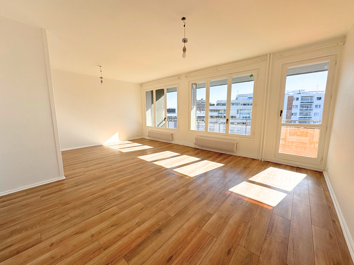 CLERMONT FD, Proximité Place des Salins, Rue Bonnabaud, Place de Jaude (Commerces et transports).