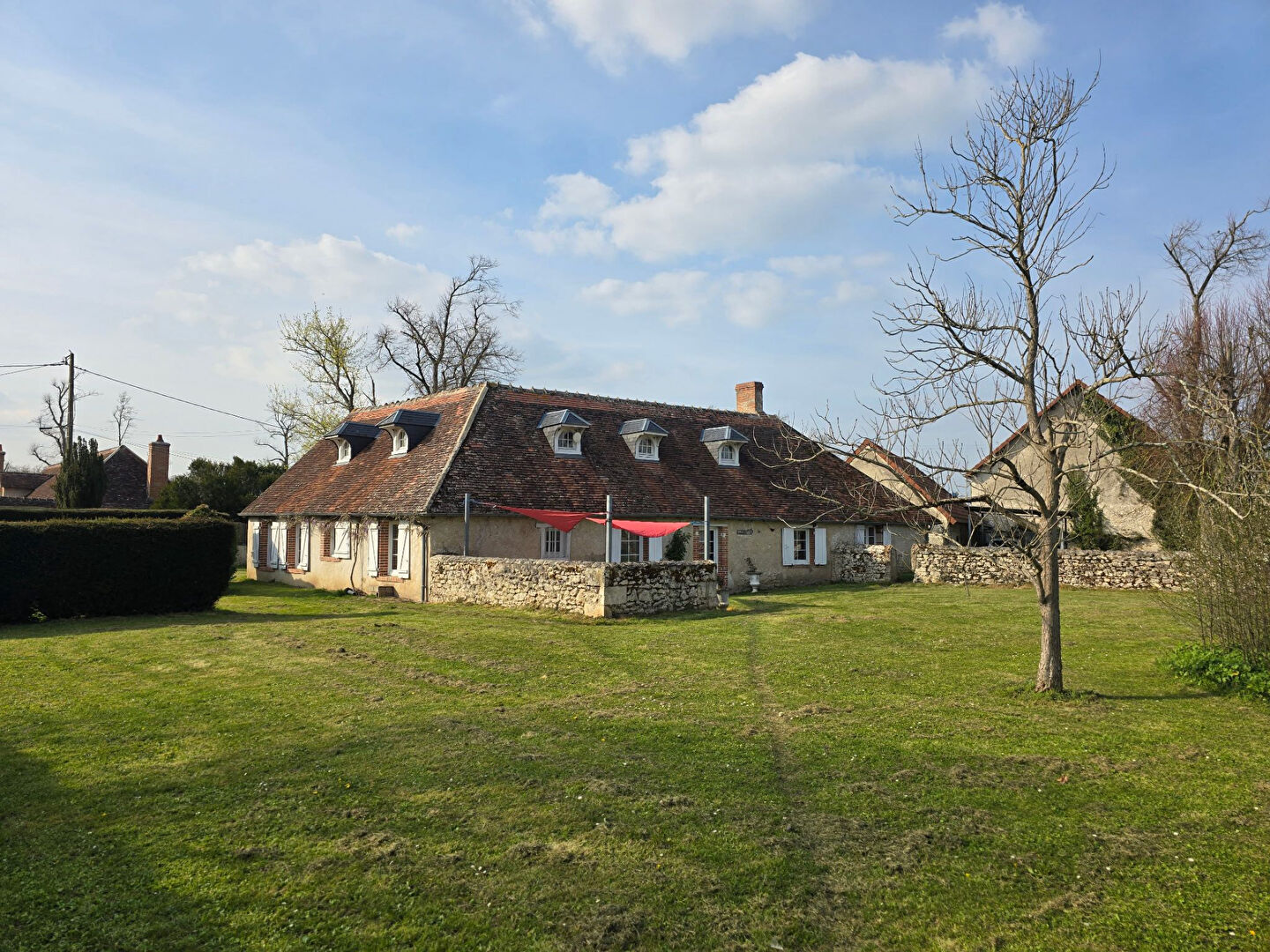 12km de Marmagne, ancienne ferme rénovée, 277m² hab. grange : 250m²