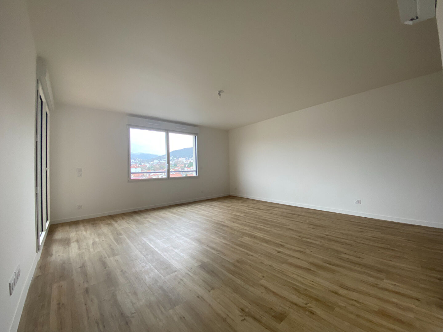 CLERMONT-FERRAND, QUARTIER PLACE DES BUGHES, PLACE DES CARMES