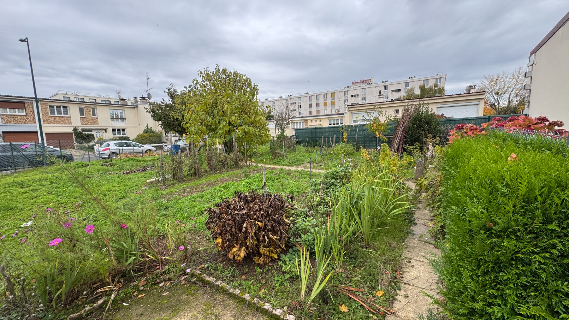 Terrain plat constructibles de  302 m² à vendre sur pontoise proche toute comodité