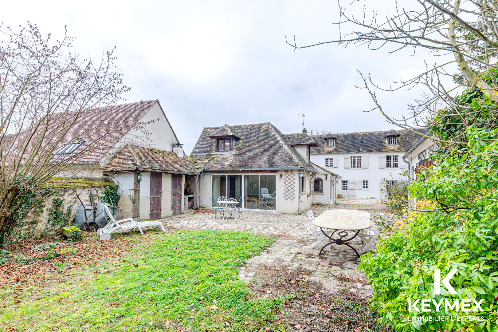 Maison bourgeoise 10  piéces,8 chanbres dont studio indépendant,dépendances sur 1615 M² de terrain plat