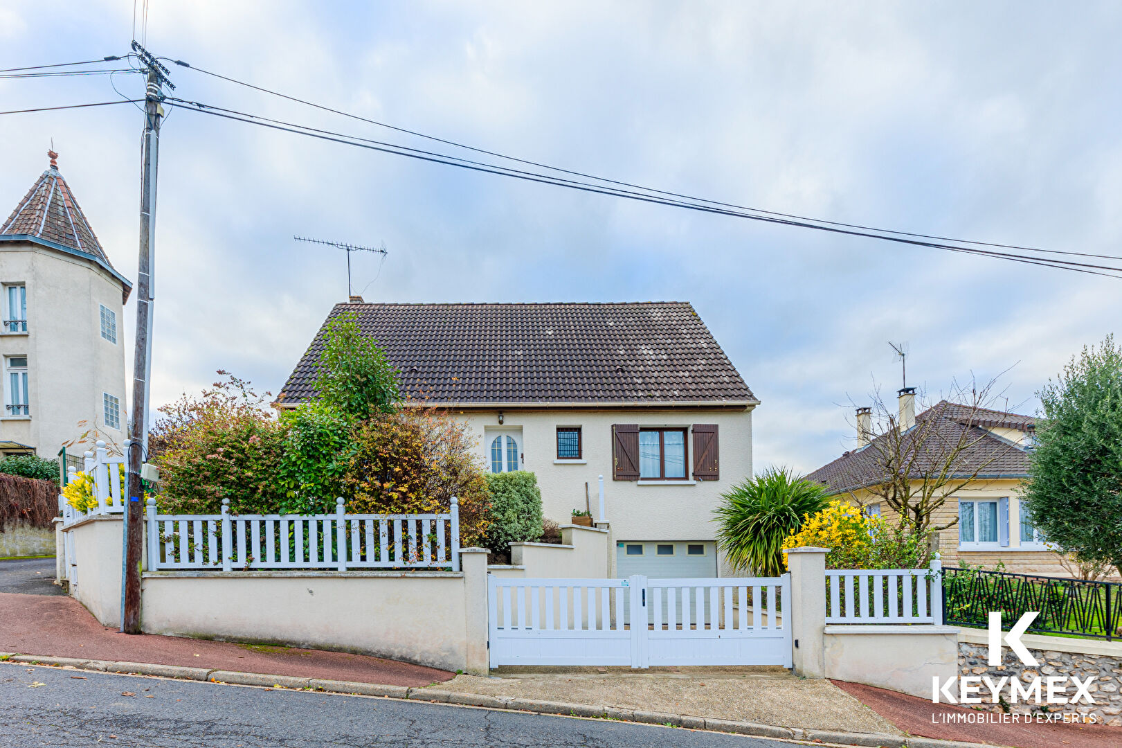 FANCONVILLE quartier calme ,Maison 7 piéces,4 chambres dont 2 au RDC,véranda,sous sol total  ,400 M² de terrain plat.