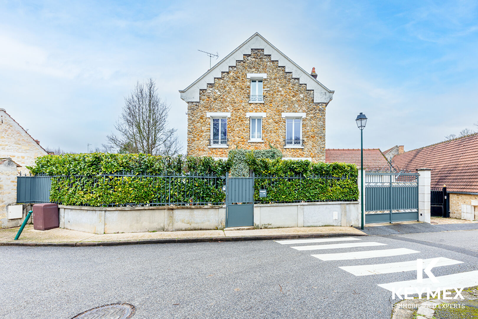 Demeure de prestige à  Courcelles/Viosne de 275 M² Utile,10 piéces,9 chambres,garage ,sur terrain de 620 M²