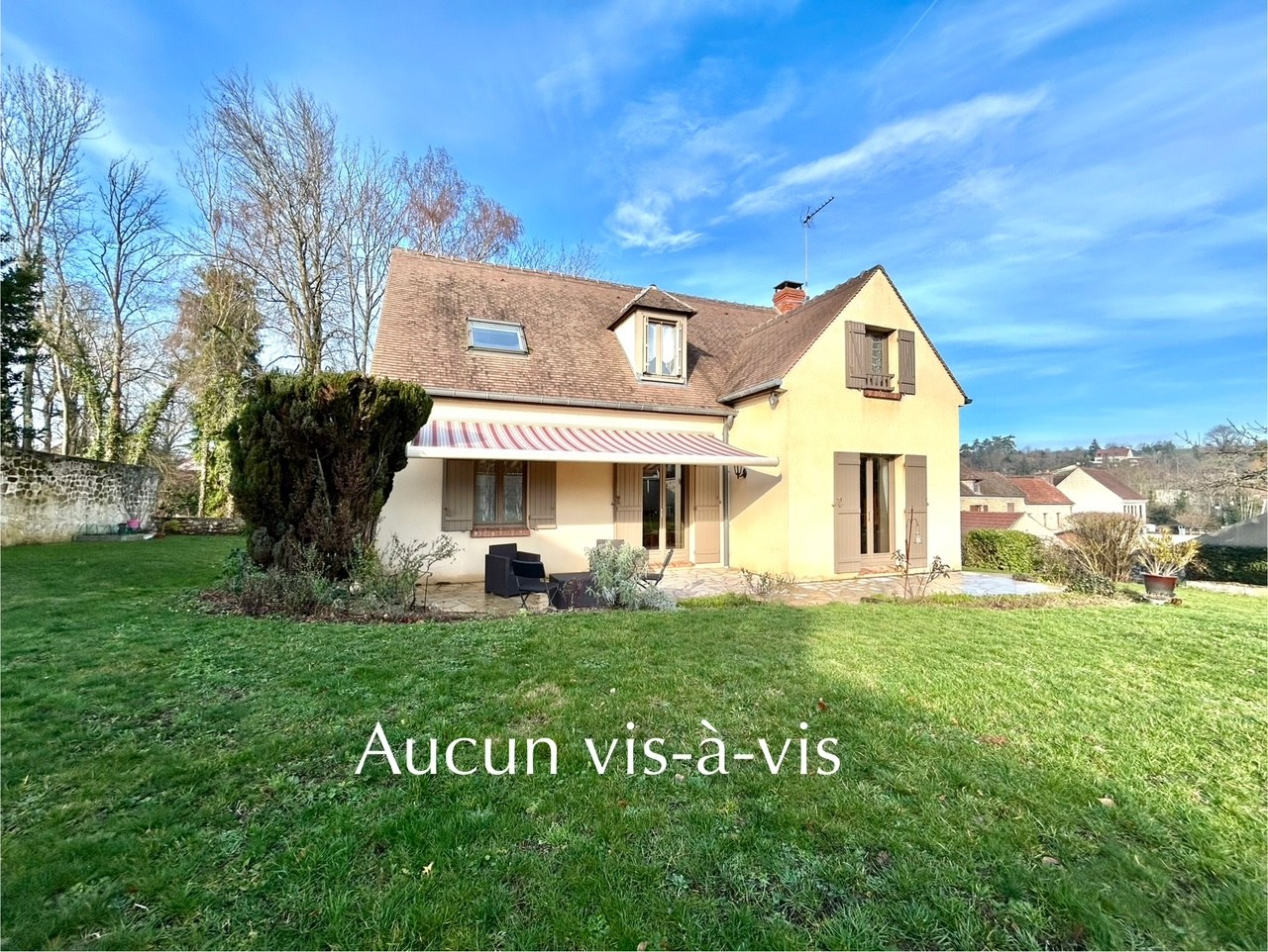 Maison surélevée 6 pièces de 140 m2 loi carrez et 157 m² utiles sur sous-sol total de 110m²  et terrain de 738 m²