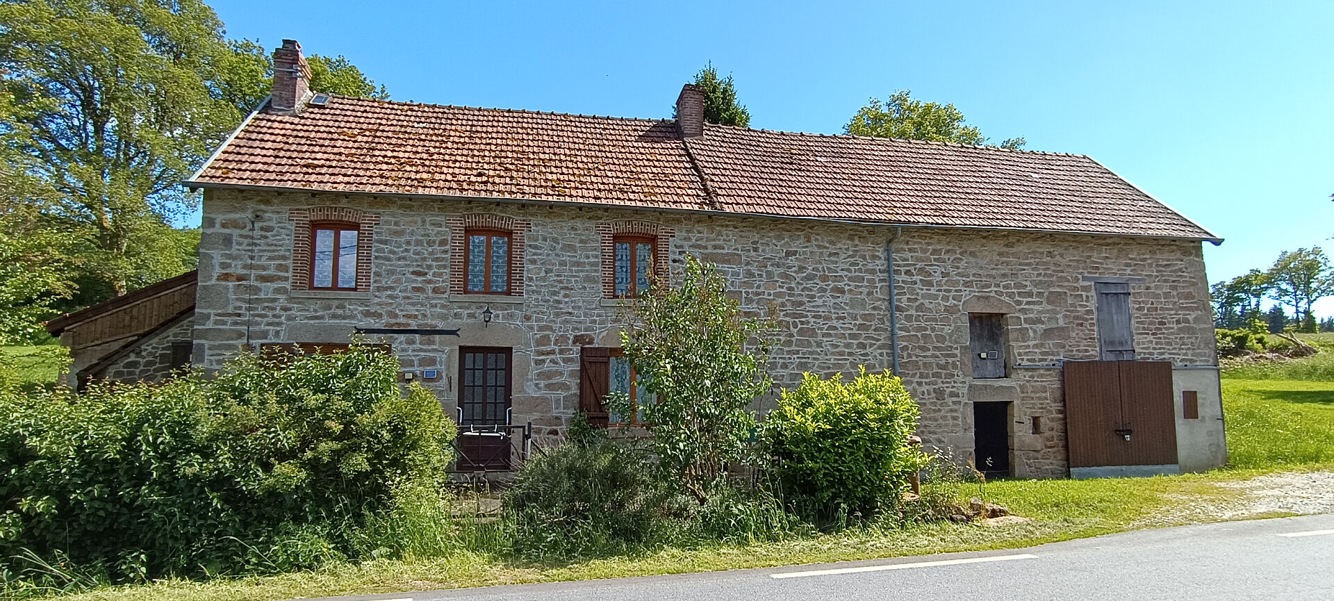 PROCHE AUBUSSON - MAISON EN PIERRES GRAND TERRAIN ATTENANT