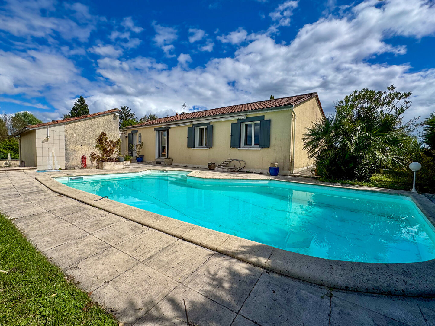Champcevinel. Maison de plain-pied, 3 chambres, garage, terrain et piscine !