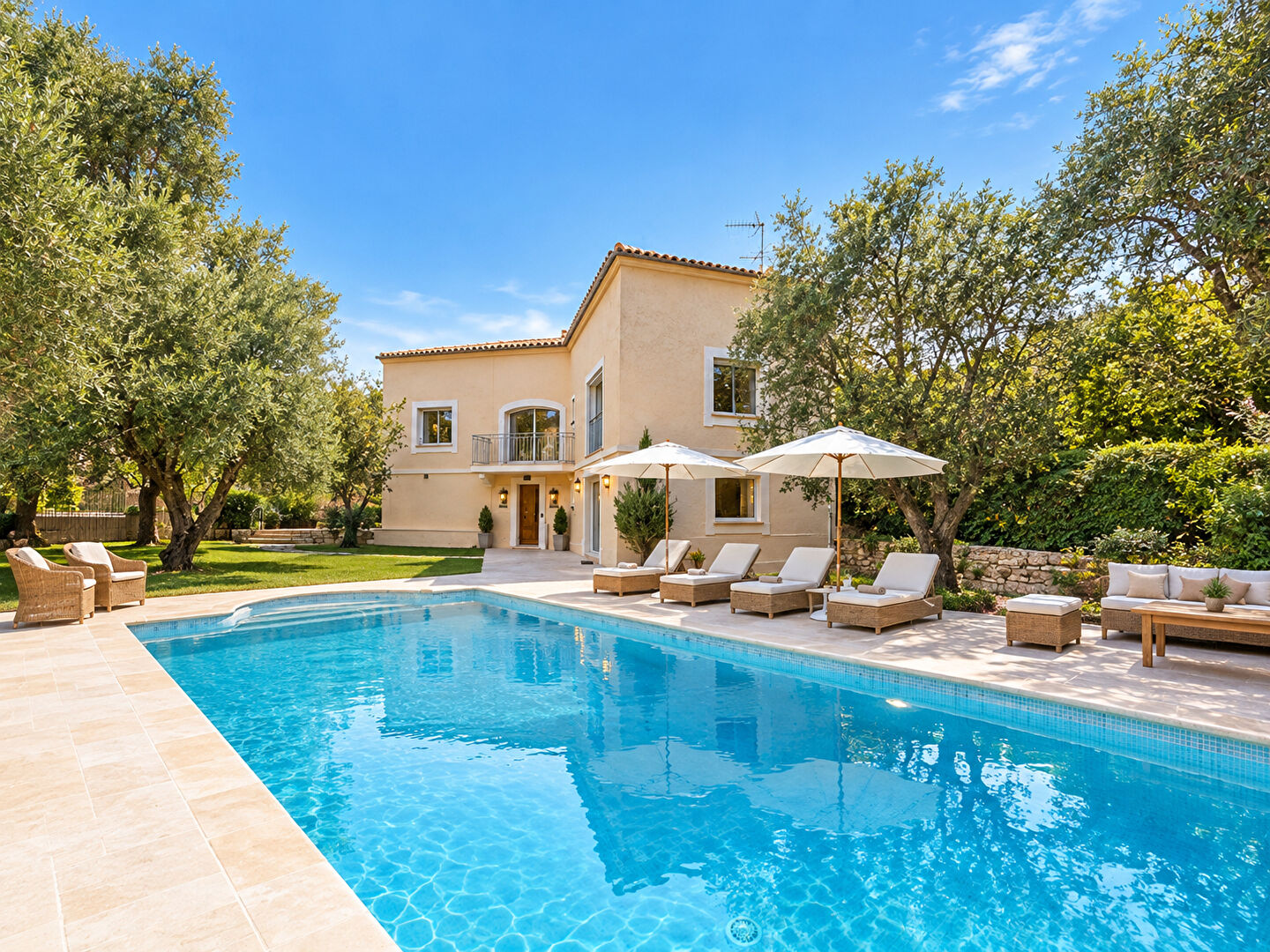 Maison 7 pièces 240 m² · à Roquefort-les-Pins · 240 m² · 1 490 000 €