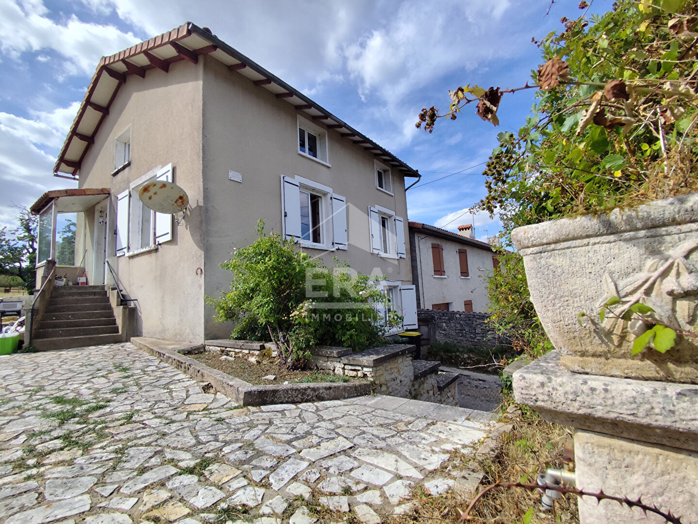 Maison 7 pièces 127 m² · à Champagne-Mouton · 127 m² · 86 000 €