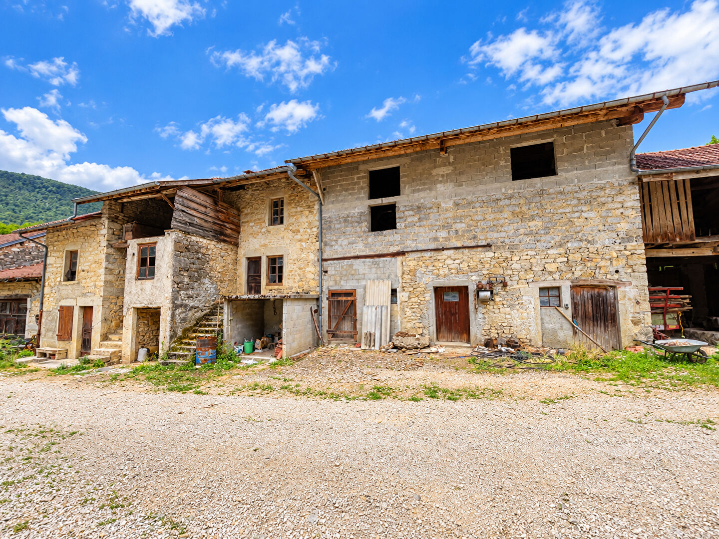 Maison 6 pièces 250 m² · à Conand · 250 m² · 45 000 €