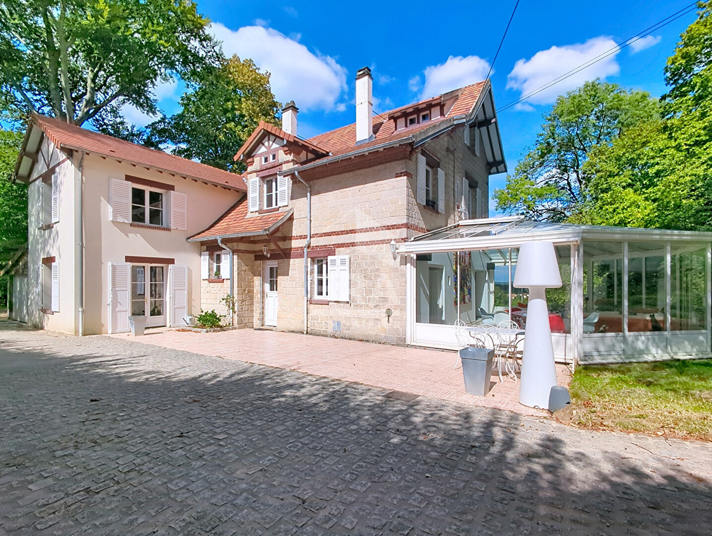 Maison 11 pièces 246 m² · à Luzarches · 246 m² · 920 000 €