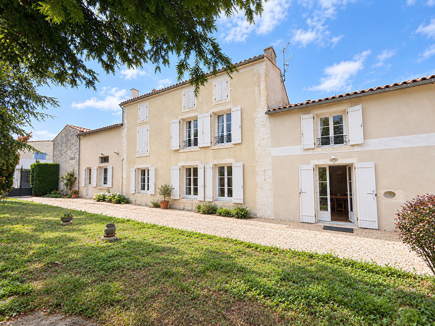 Maison 10 pièces 398 m² · à Saint-Hilaire-la-Palud · 398 m² · 495 000 €